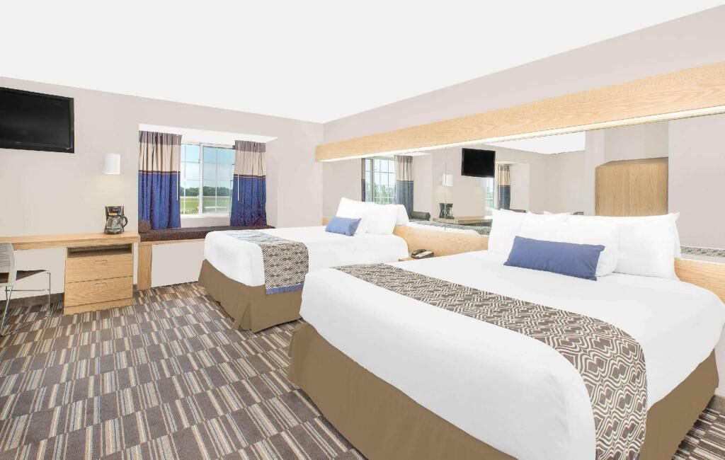 أغطية فراش متميزة وخزنة داخل الغرفة ومكتب ومكواة/لوح كي