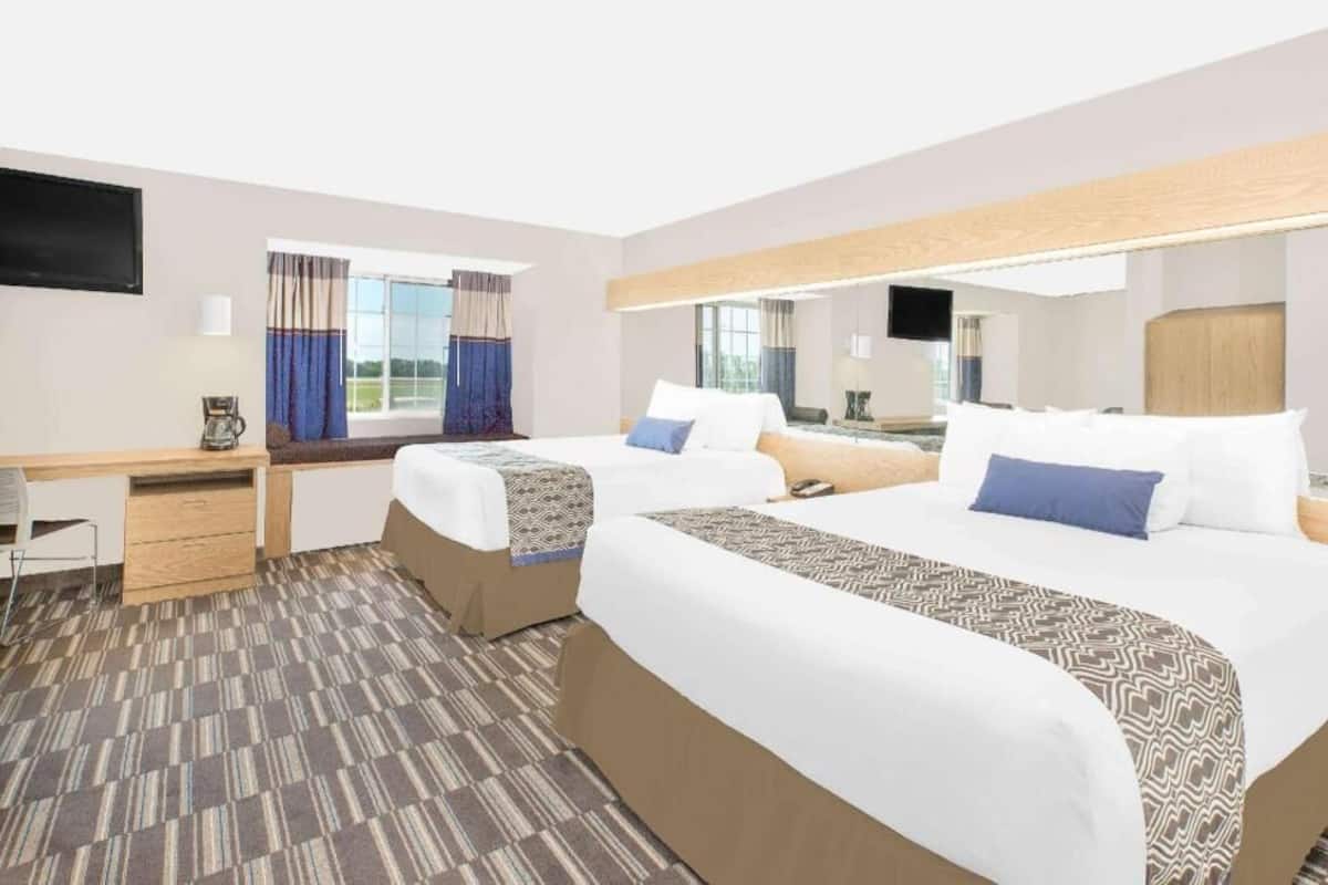 أغطية فراش متميزة وخزنة داخل الغرفة ومكتب ومكواة/لوح كي