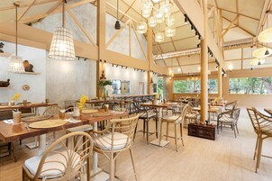 Se sirven desayunos, almuerzos y cenas; con vista a la playa