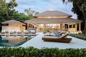 Se sirven desayunos, almuerzos y cenas; con vista a la playa