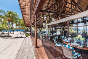 Playa privada, playa de arena blanca, camastros y sombrillas 