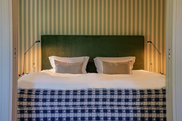 Minibar, caja de seguridad en la habitación y escritorio