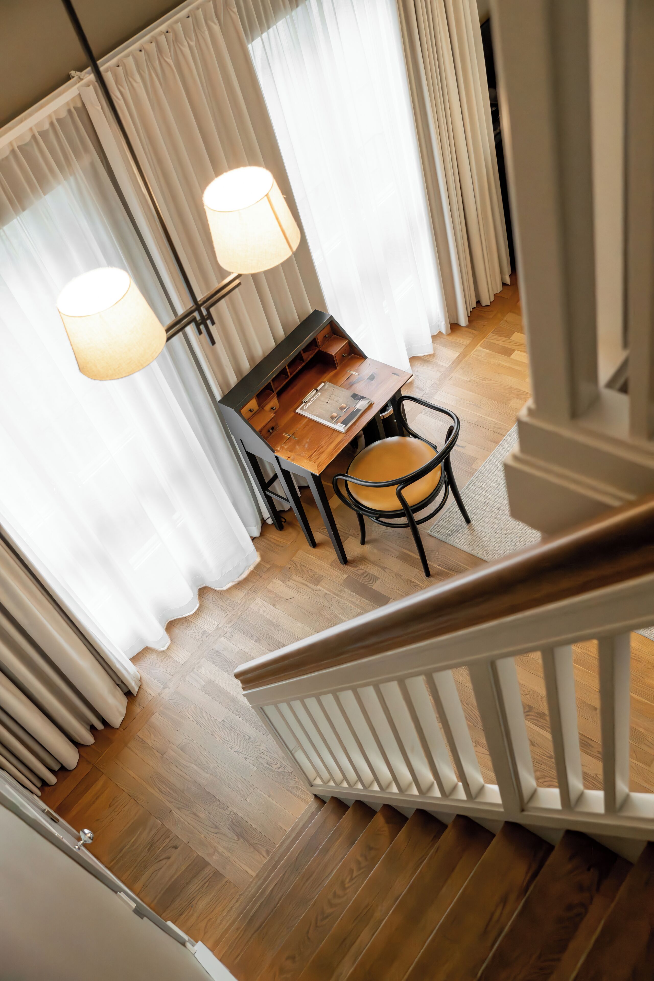 etagesvit (split level) | minibar, in-room safe, desk, laptop workspace