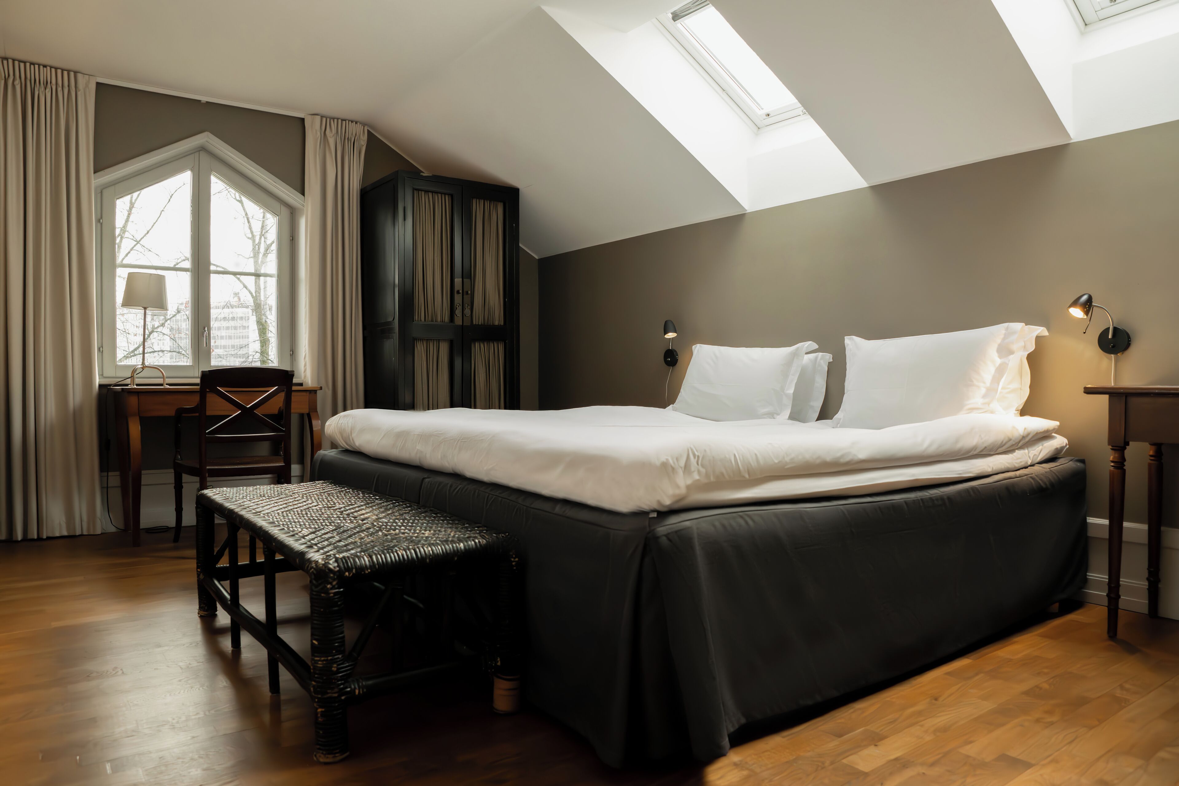 etagesvit (split level) | minibar, in-room safe, desk, laptop workspace