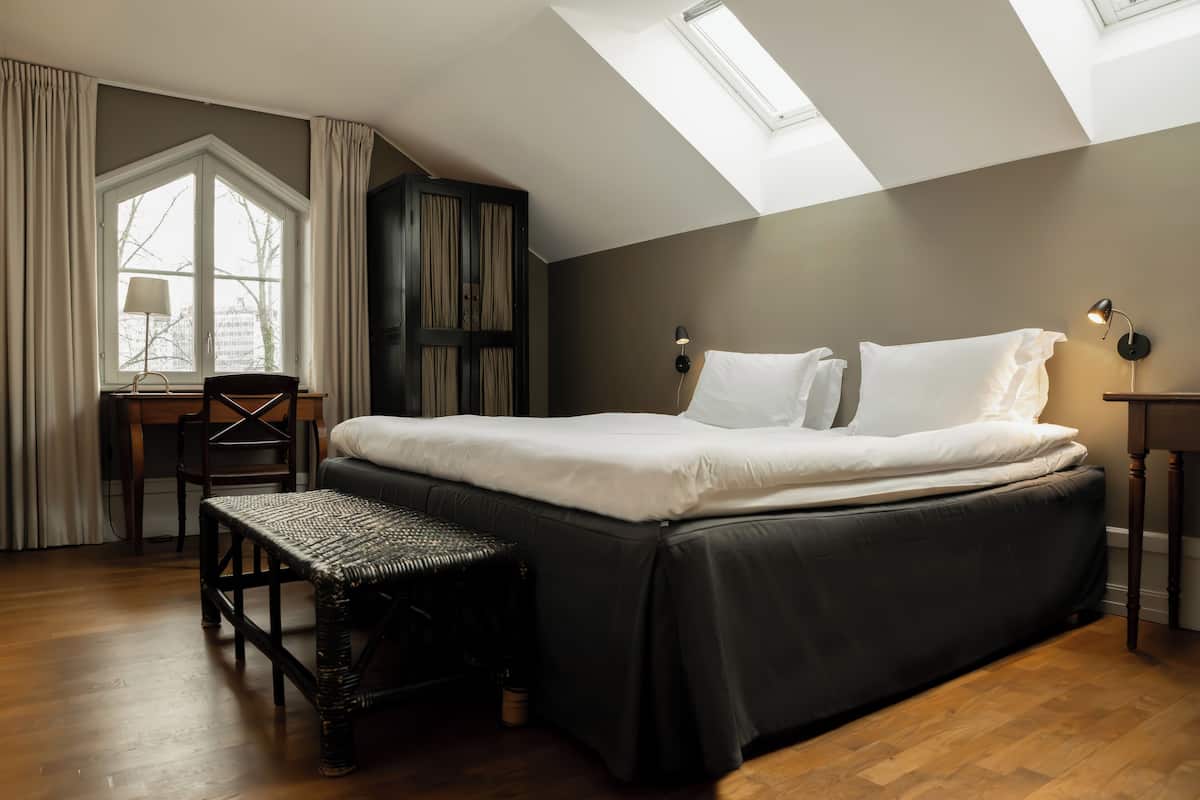 etagesvit (split level) | minibar, in-room safe, desk, laptop workspace