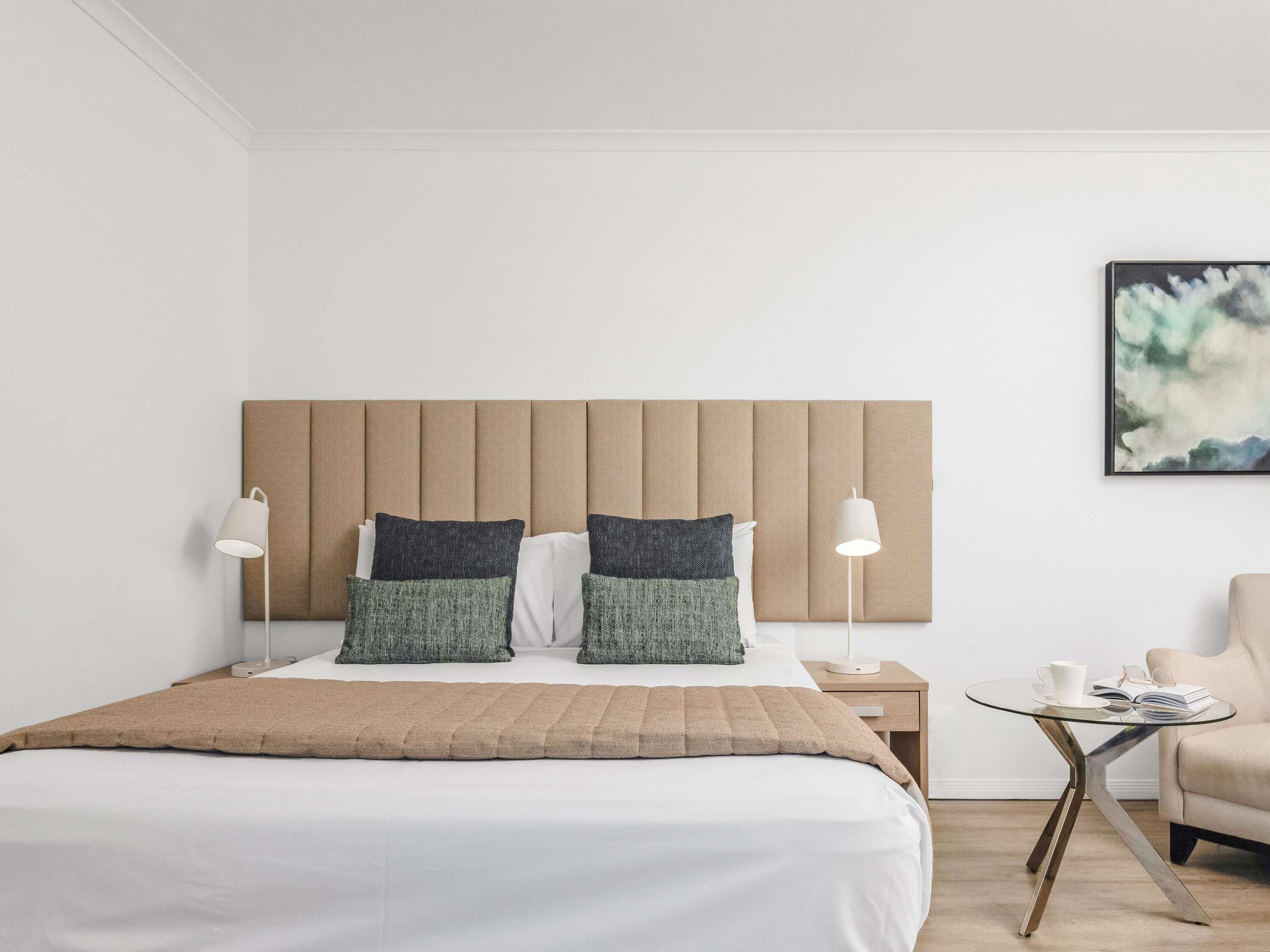 Estudio, 1 cama doble | Caja fuerte, sistema de insonorización, tabla de planchar con plancha