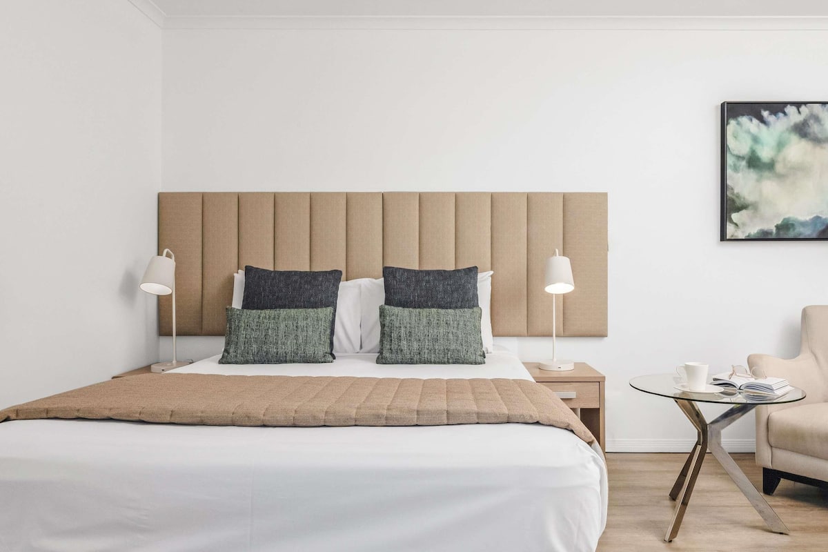 Estudio, 1 cama matrimonial | Caja de seguridad en la habitación y insonorización