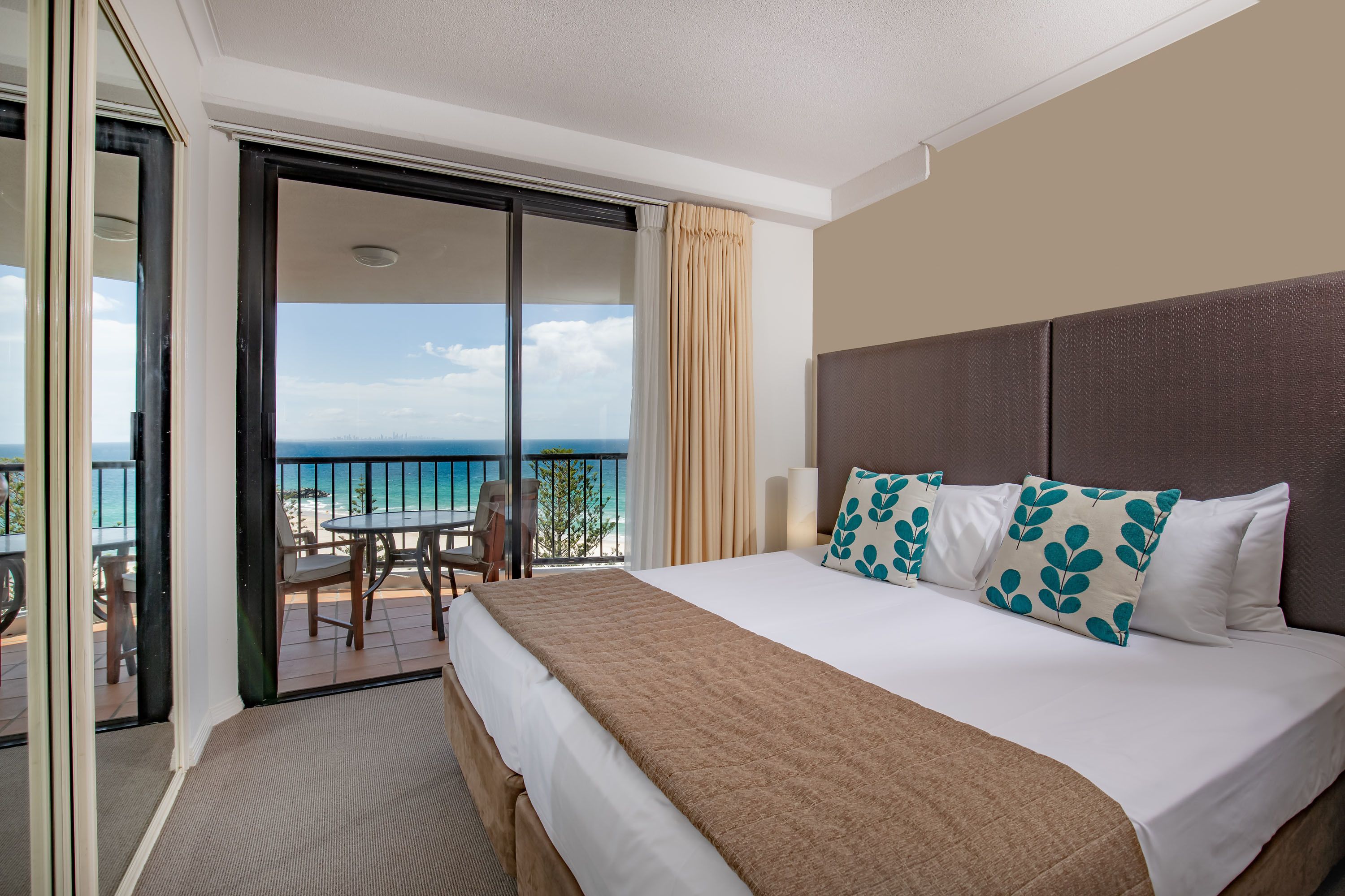 Mantra Coolangatta Beach — image 9