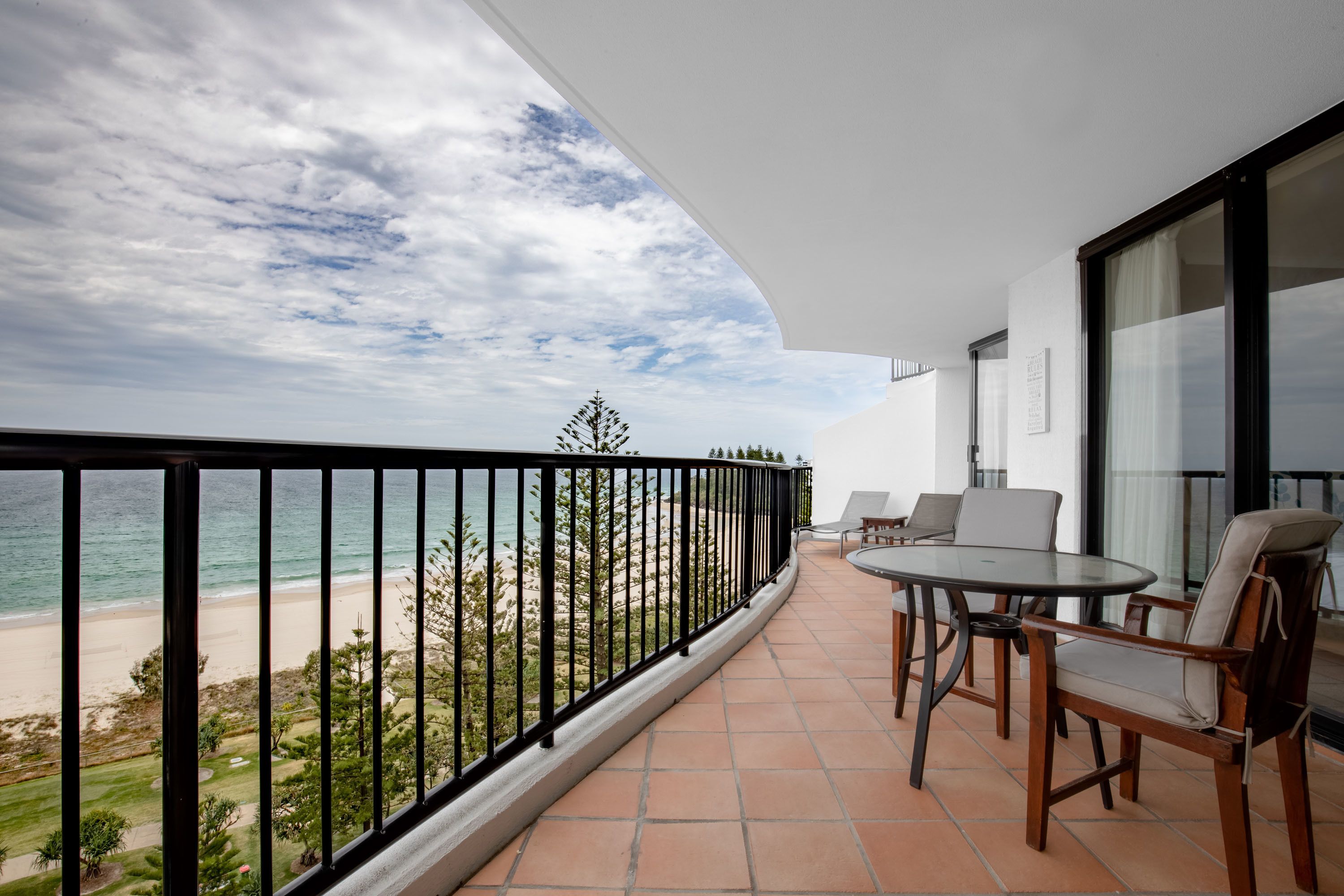 Mantra Coolangatta Beach — image 4