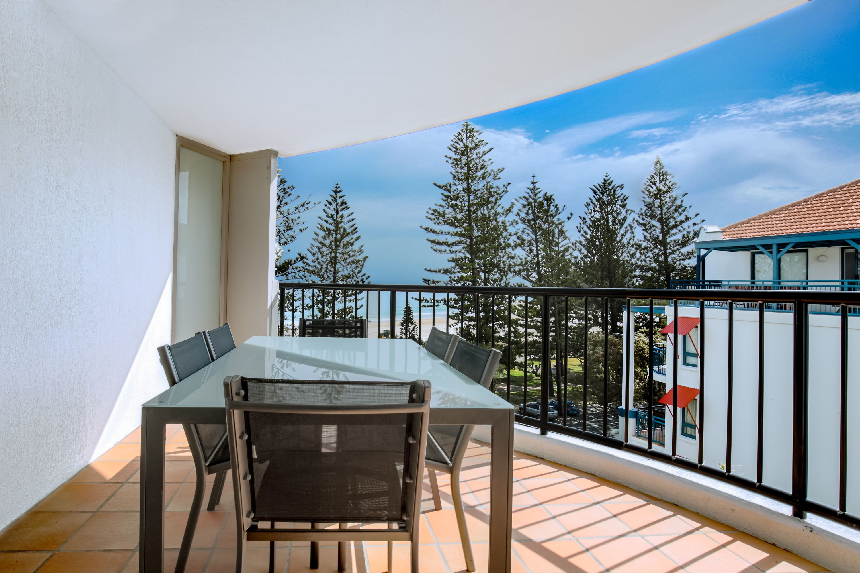 Mantra Coolangatta Beach — image 13