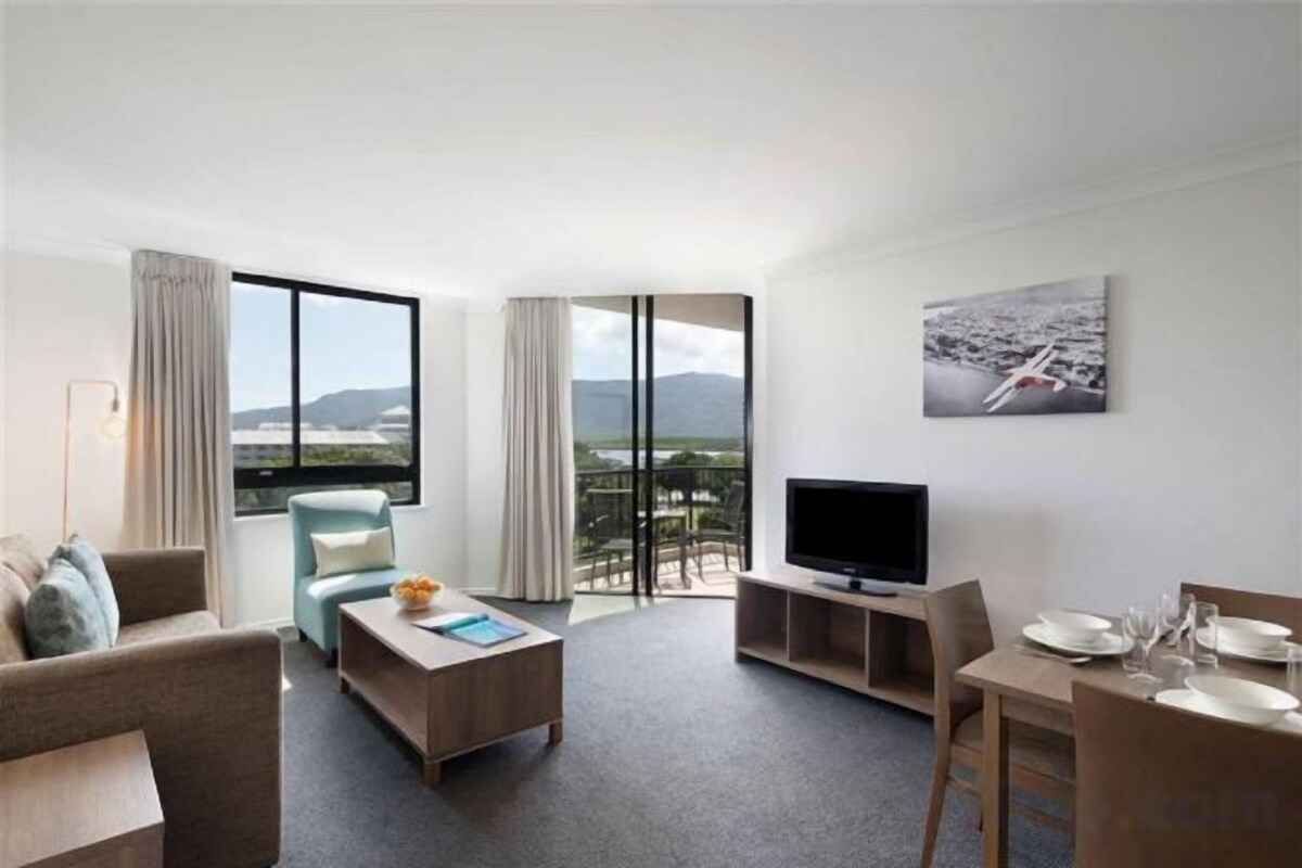 Living area | 32-inch TV with cable channels
