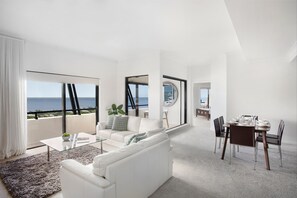 3 Bedroom | Living area | 32-inch TV with cable channels