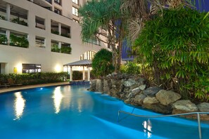 Alberca al aire libre y camastros 