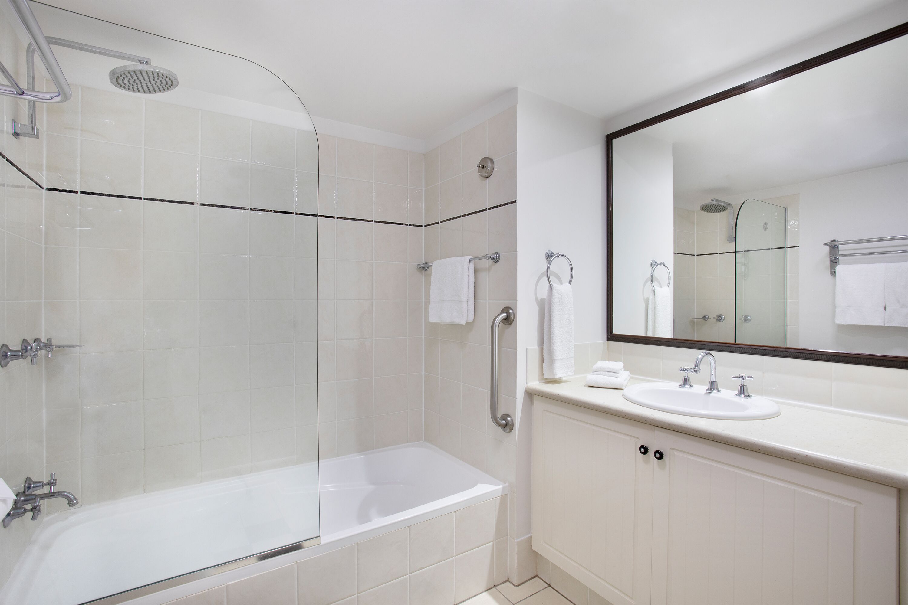 combined shower/bathtub, hair dryer, towels