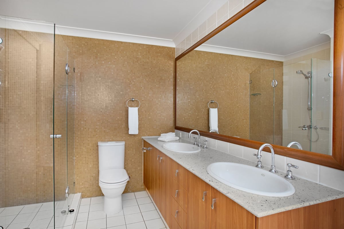 combined shower/bathtub, hair dryer, towels