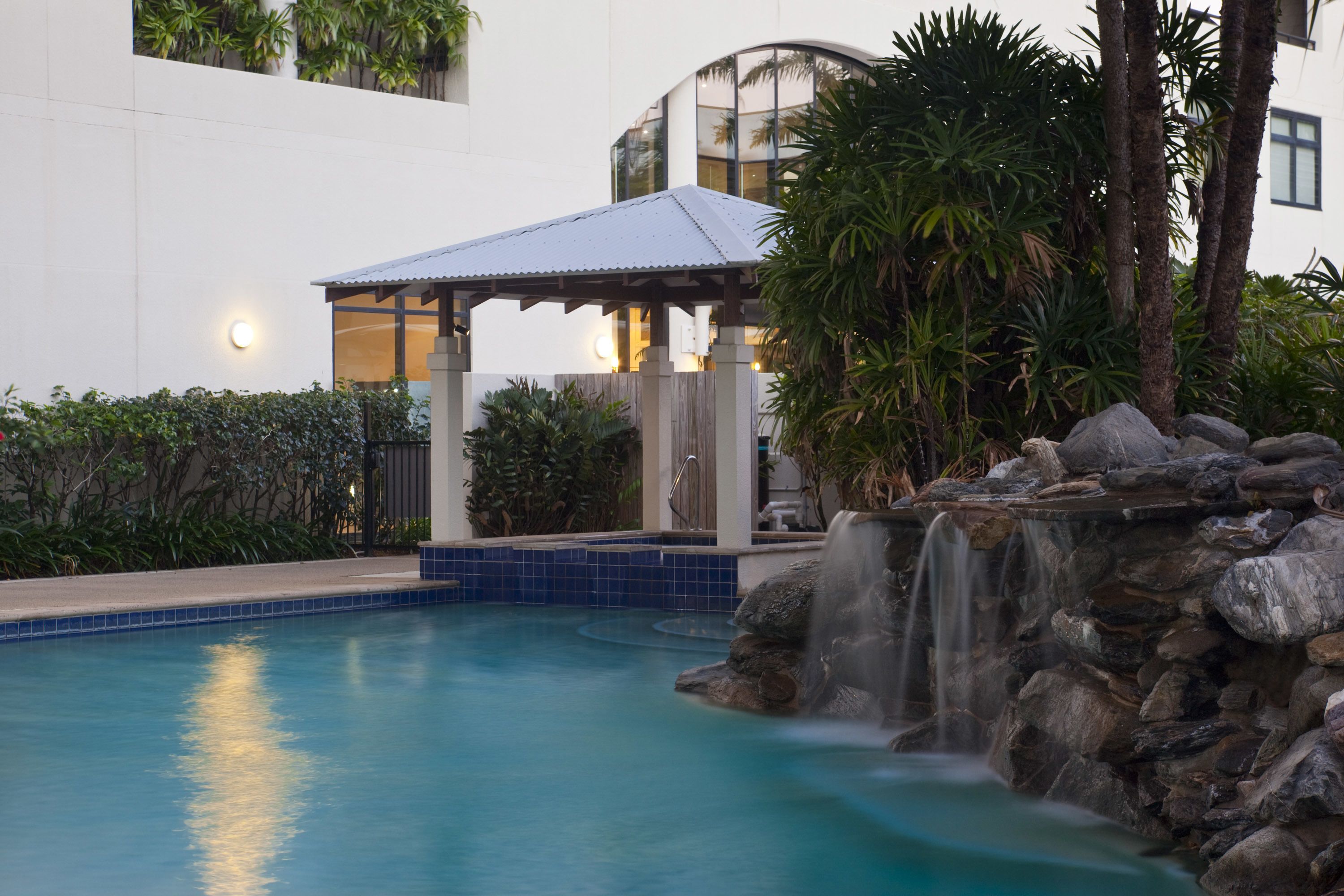 Piscine extérieure, chaises longues