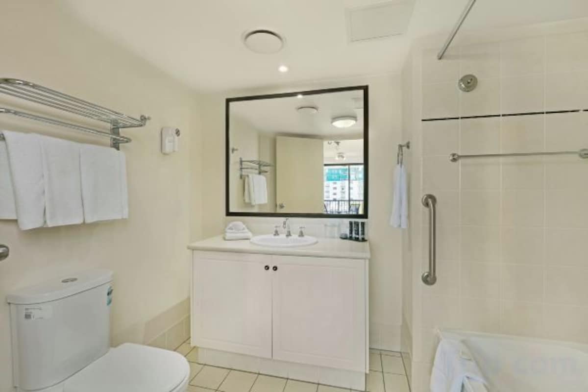 Baño | Tina con regadera, secadora de cabello, toallas