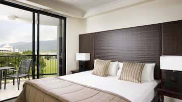 Caja de seguridad en la habitación y tabla de planchar con plancha