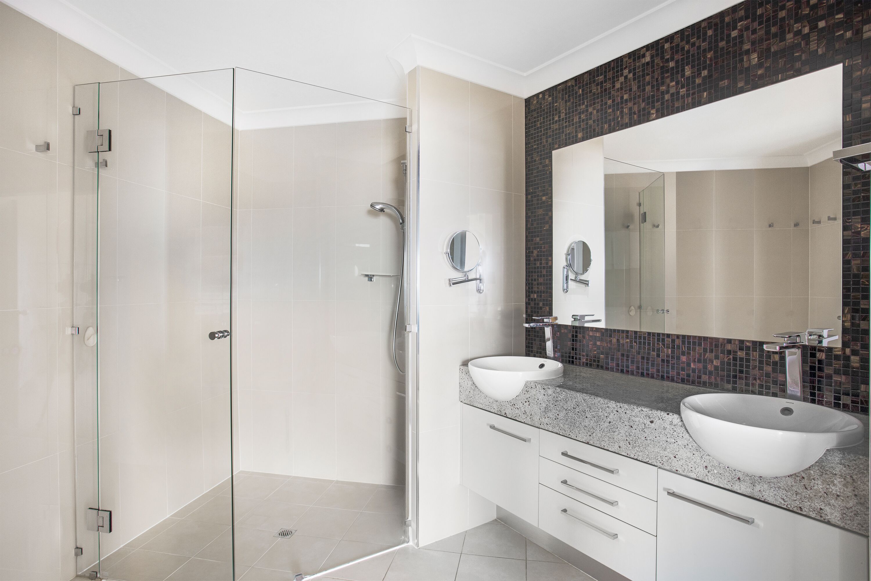 3 bedroom | bathroom | combined shower/bathtub, hair dryer, towels