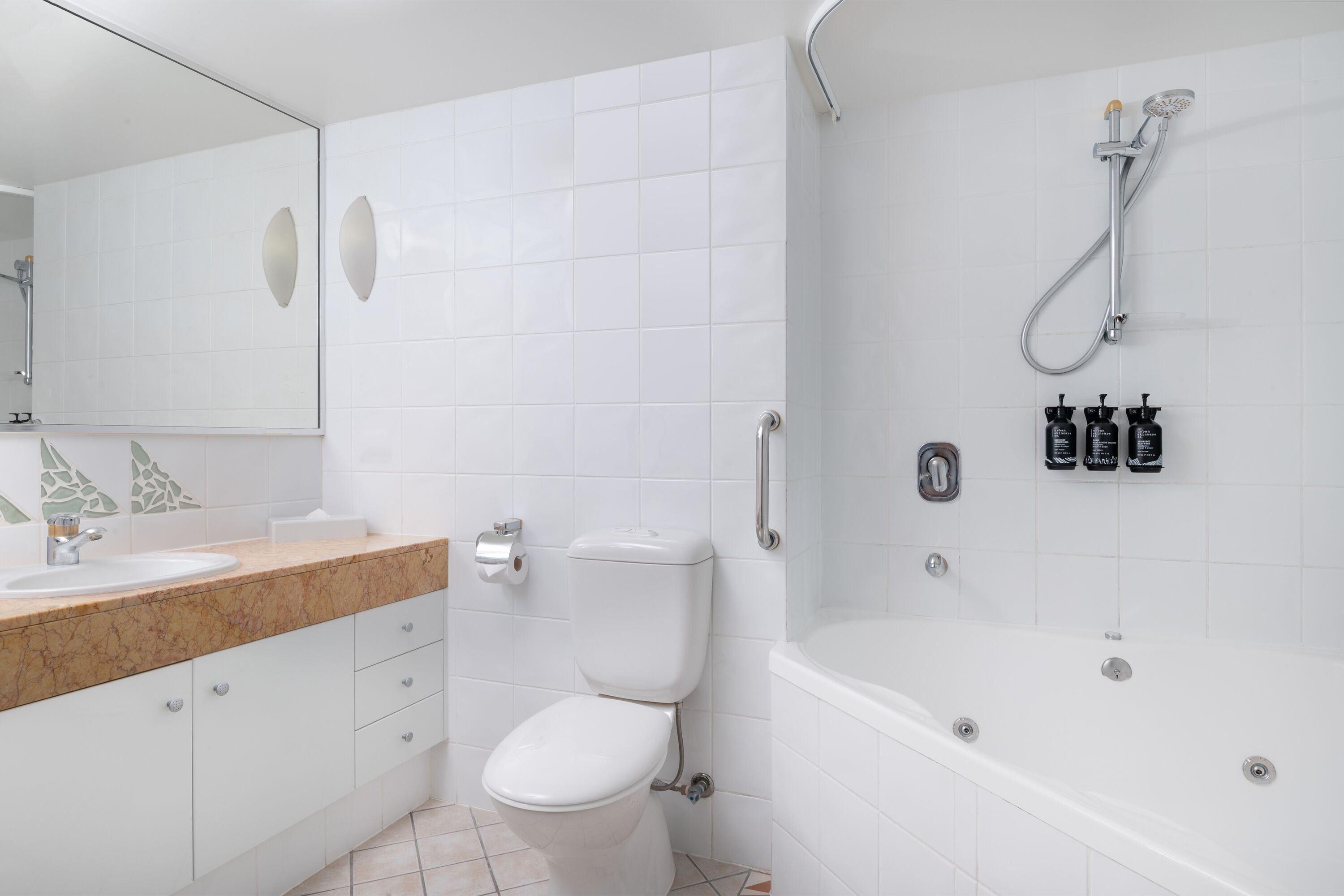 Tina con regadera, amenidades de baño gratuitas, secadora de cabello 