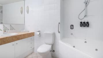 Tina con regadera, amenidades de baño gratuitas, secadora de cabello