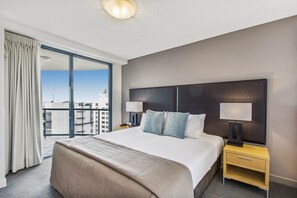 Three Bedroom Apartment | Strykejern/-brett, barnesenger og ekstrasenger (mot et tillegg)