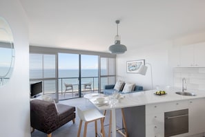 One Bedroom Ocean Superior | Living area