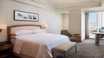 Room, 1 King Bed | Minibar, in-room safe, desk, laptop workspace