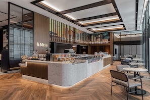 Breakfast, lunch, dinner served; international cuisine - Sheraton Manila Bay (Manila)