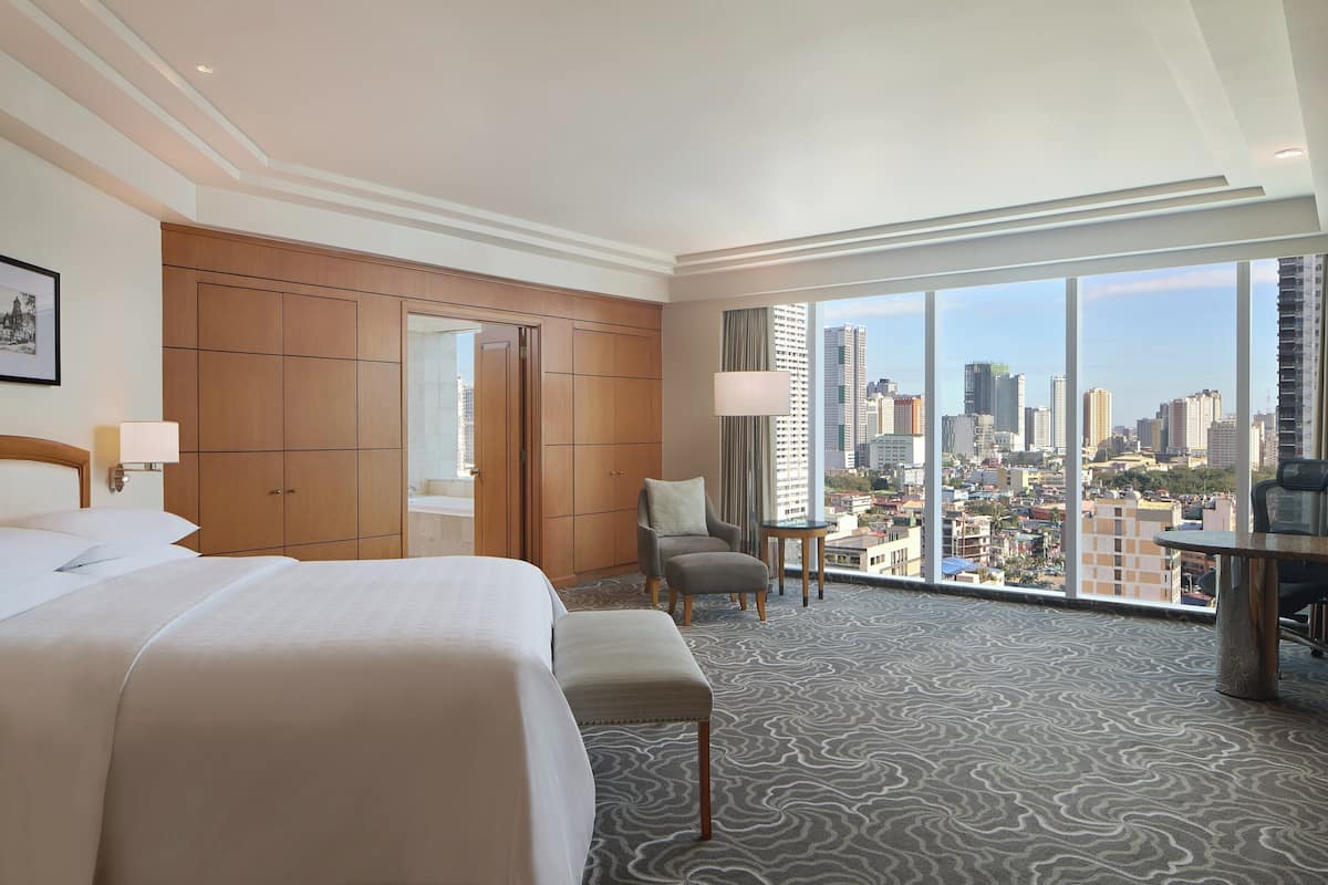 Junior-Suite, 1 Schlafzimmer, Stadtblick | Minibar, Zimmersafe, Schreibtisch, laptopgeeigneter Arbeitsplatz