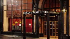 Exterior del Hotel Bryant Park, con una entrada destacada y amplios ventanales.