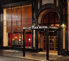 A Bryant Park Hotel külső megjelenése, melyet a feltűnő bejárat és a nagy ablakok jellemeznek.