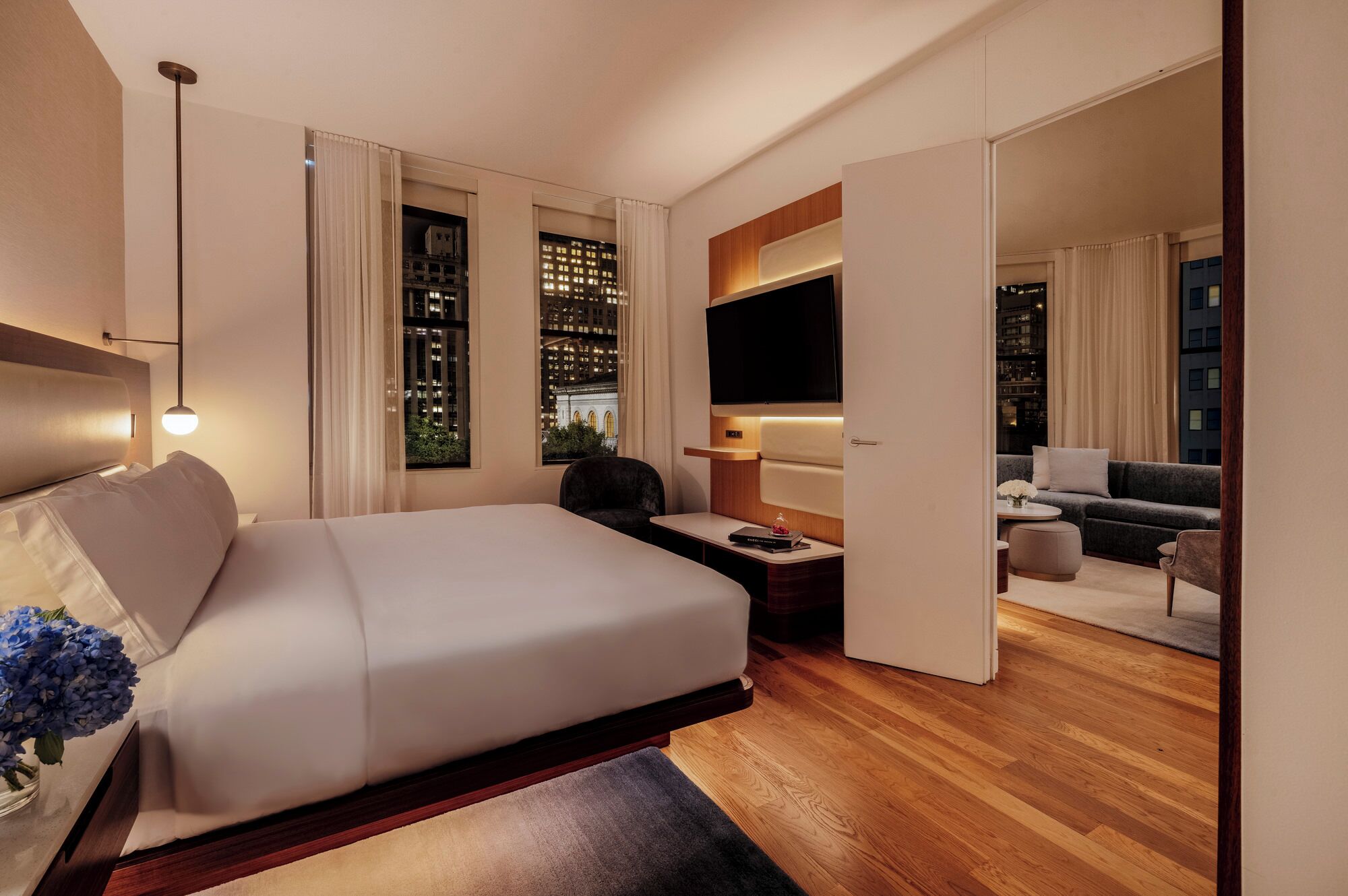 Seprai premium, minibar, brankas, dan tirai kedap cahaya