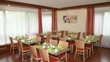 Desayuno buffet diario (EUR 16 por persona)