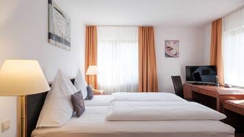 Minibar, escritorio y espacio para trabajar con laptop