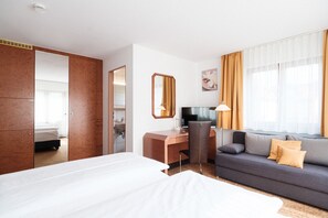 Comfort Triple Room, 1 Katil Kelamin (Double) dengan Katil Sofa | Bar mini, meja, ruang kerja komputer riba, langsir/tirai gelap terus 