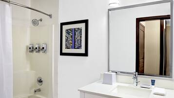 Combined shower/tub, free toiletries, hair dryer, towels