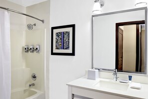 Suihkun ja ammeen yhdistelmä, ilmaiset hygieniatuotteet, hiustenkuivaaja