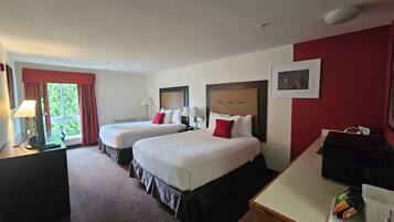 Rom – deluxe, 2 queensize-senger, ikke-røyk | Allergitestet sengetøy, skrivebord og blendingsgardiner