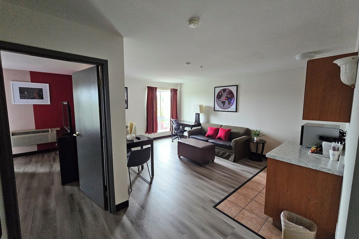 suite, 1 bedroom, non smoking | hypo-allergenic bedding, desk, blackout curtains, iron/ironing board