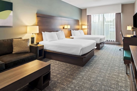 Quarto standard, 2 camas Queen, para não fumantes, geladeira e micro-ondas (with Sofabed) | Roupas de cama premium, cofres nos quartos, escrivaninha. Best Western Plus Pitt Meadows Inn & Suites