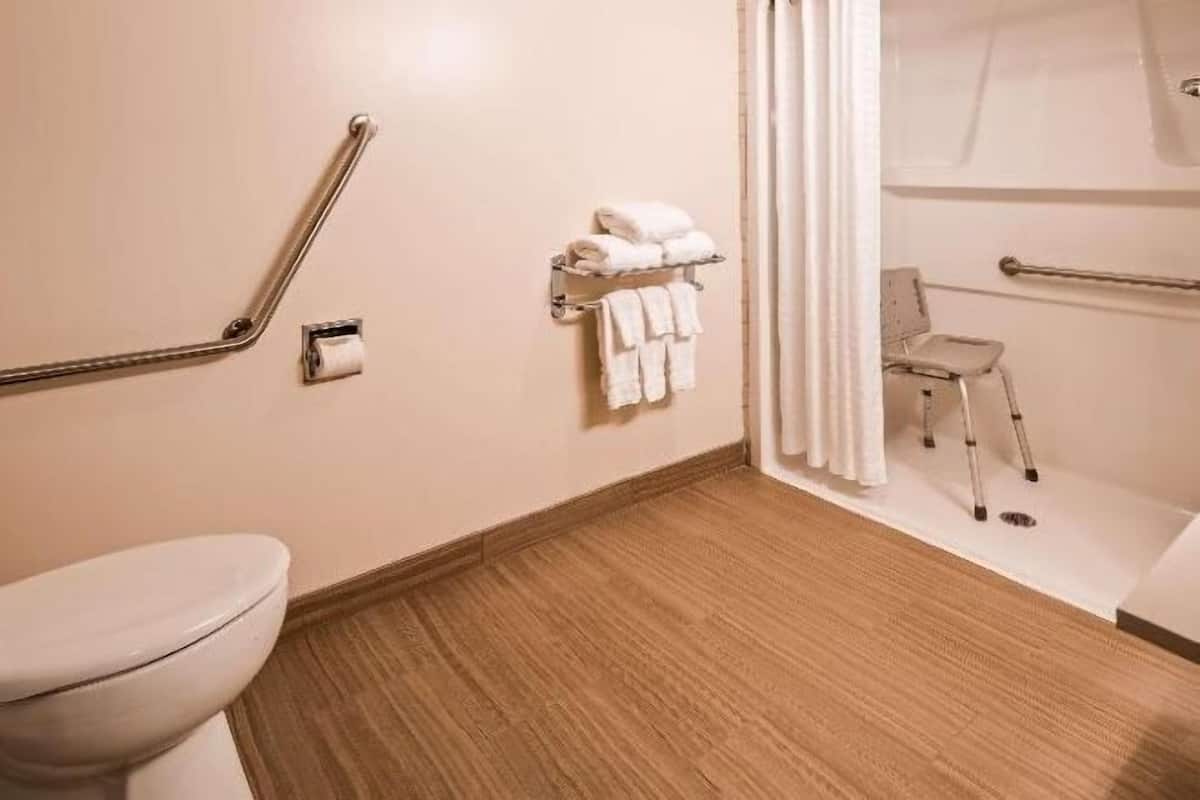 Kamar mandi | Kombinasi shower/bathtub, perlengkapan mandi gratis,  dan handuk