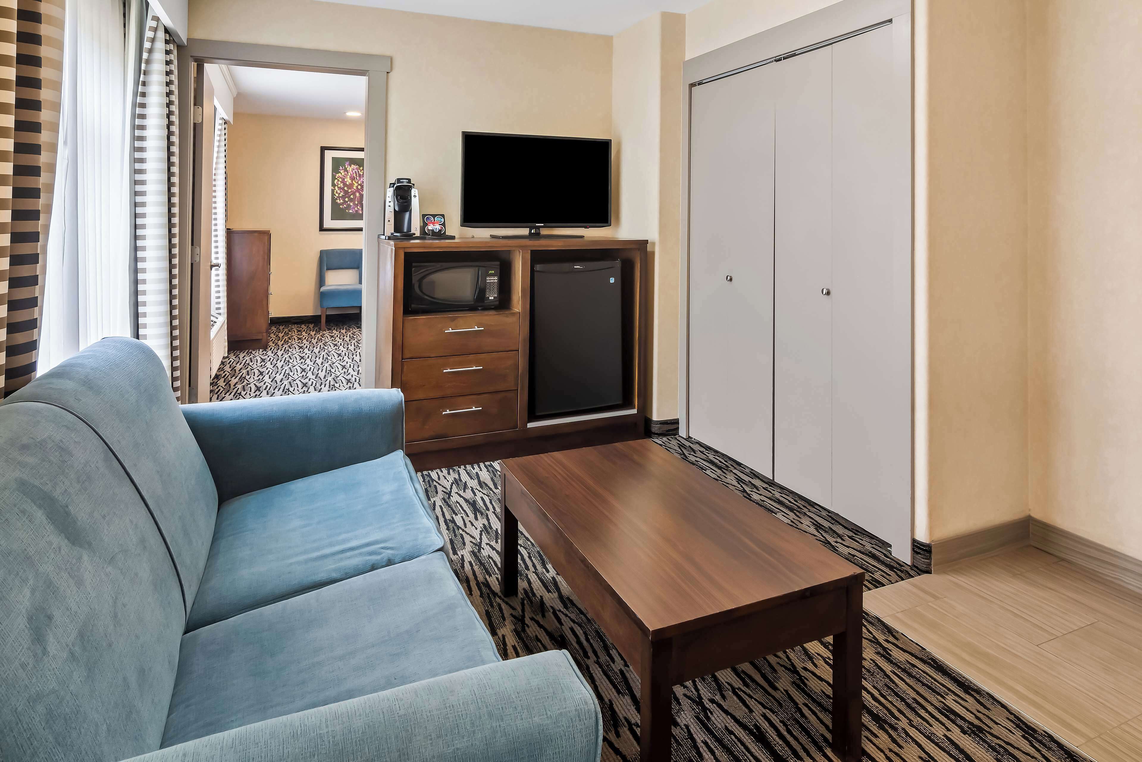 suite, 1 king bed, non smoking, refrigerator & microwave | 1 bedroom, premium bedding, in-room safe, desk
