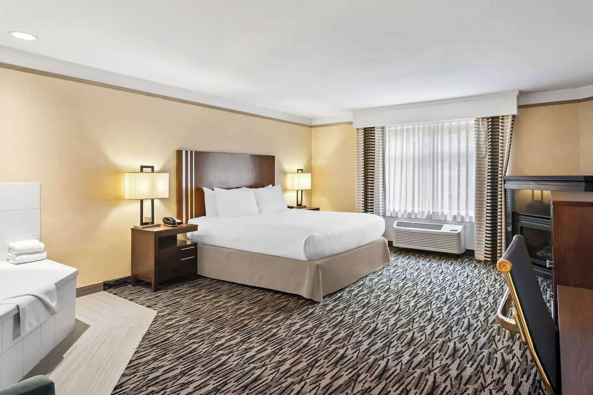 Premium bedding, in-room safe, desk, laptop workspace