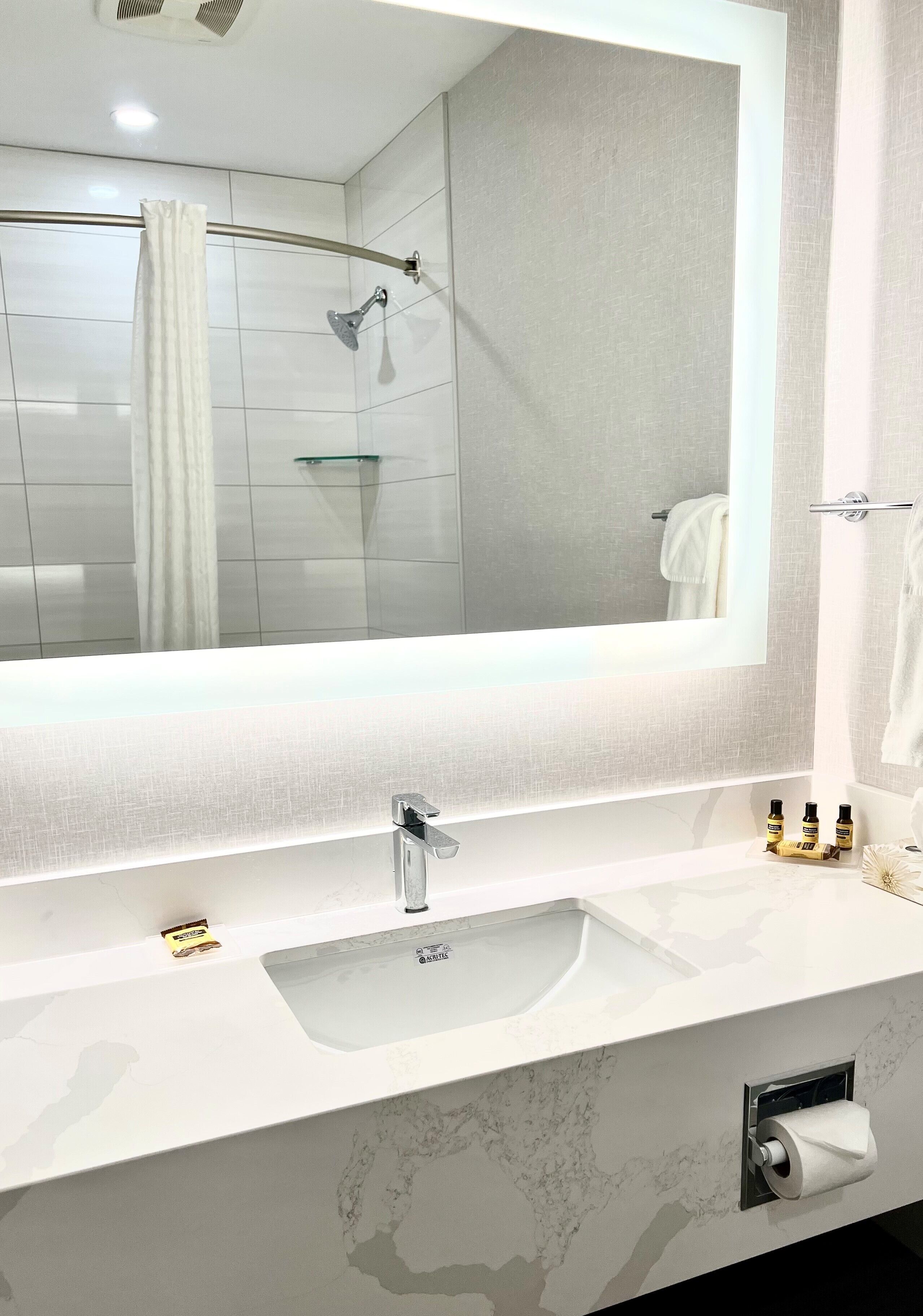 combined shower/bathtub, free toiletries, towels