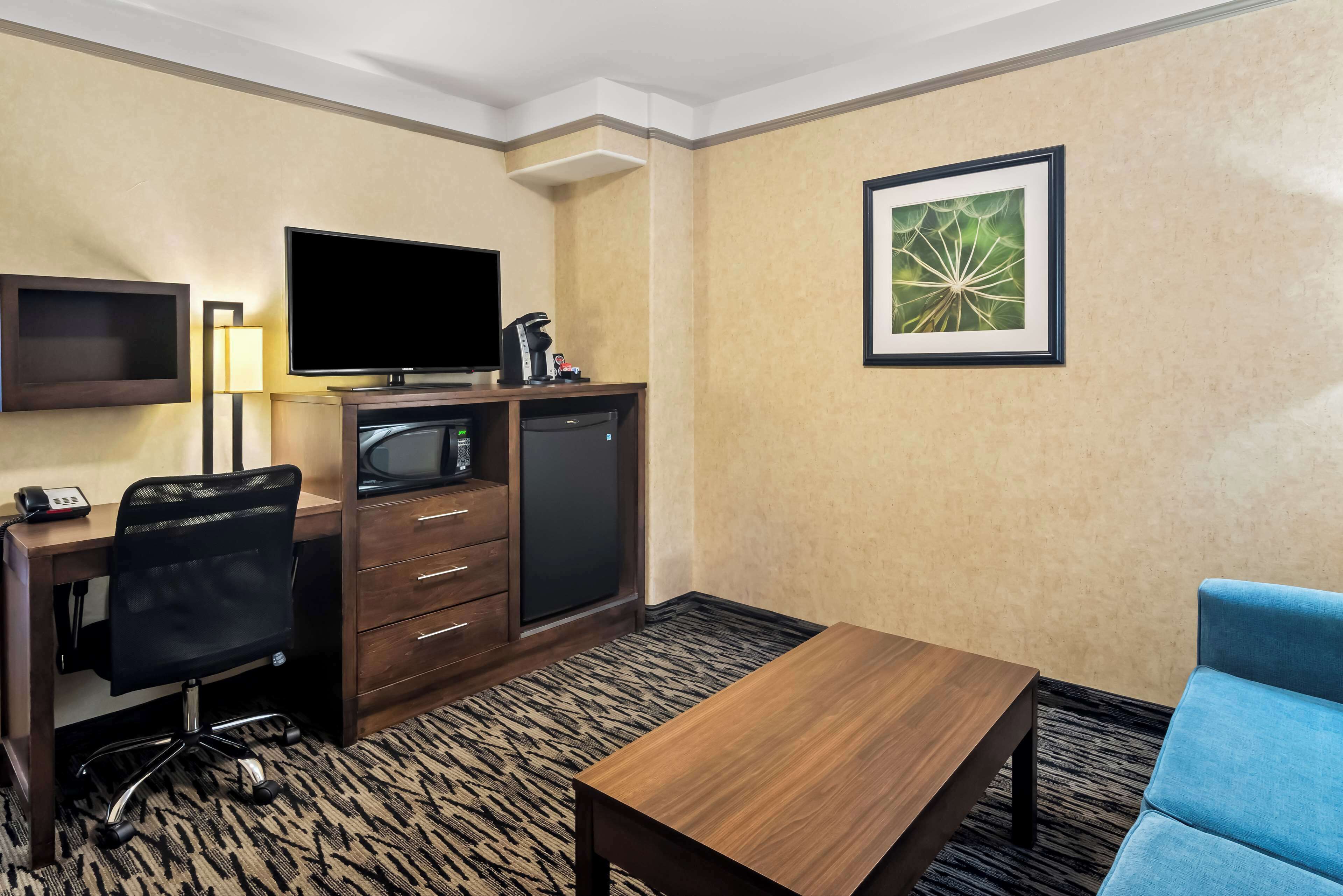 suite, 1 queen bed, non smoking, refrigerator & microwave | 1 bedroom, premium bedding, in-room safe, desk