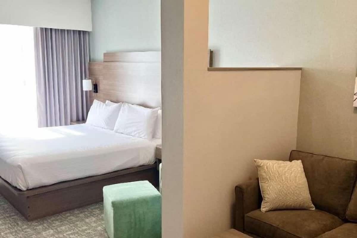 1 kamar tidur, seprai premium, brankas, dan meja kerja