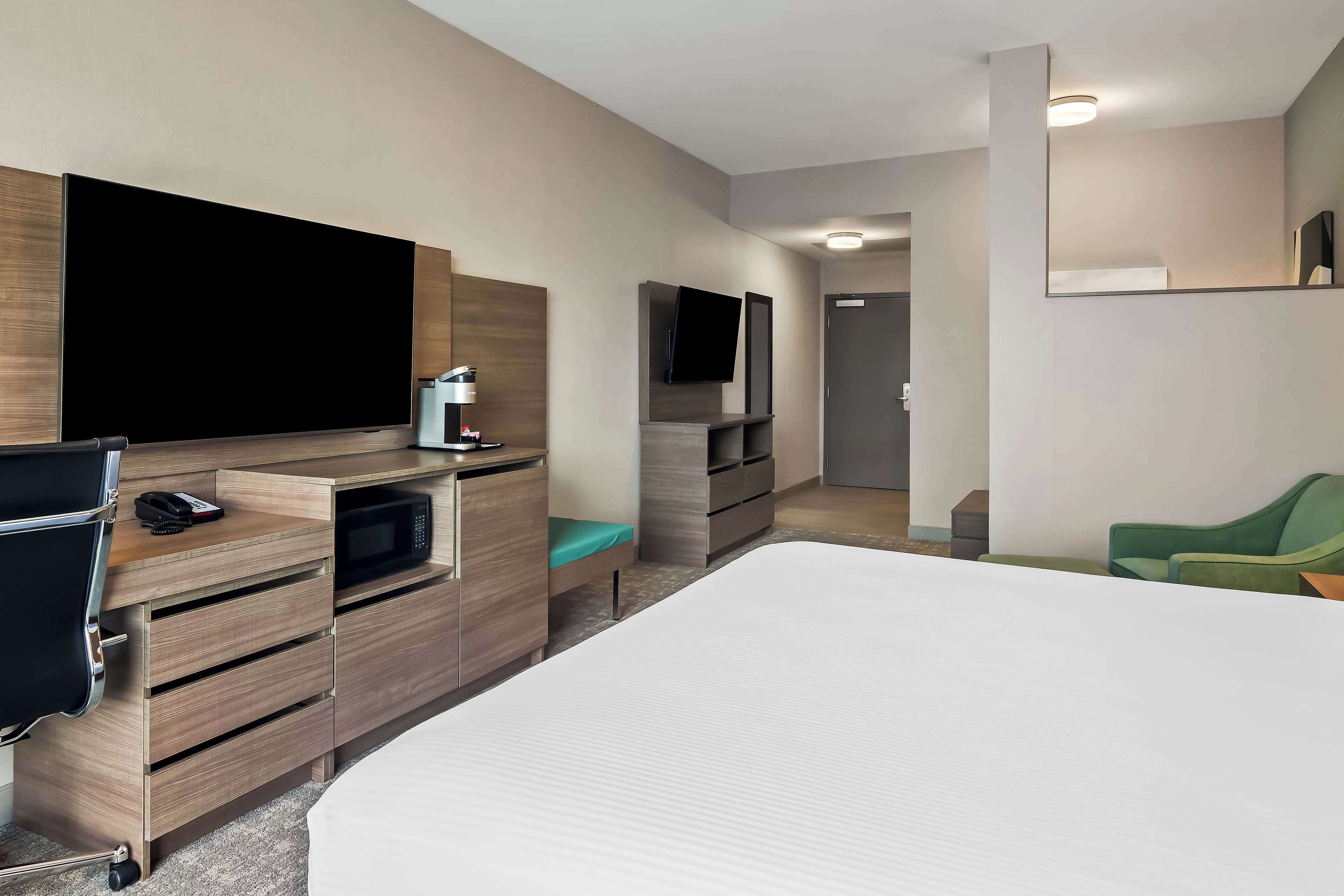 standard room, 1 king bed, non smoking, refrigerator & microwave (with sofabed) | 1 bedroom, premium bedding, in-room safe, desk