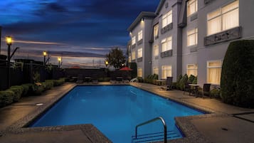 Outdoor pool, pool umbrellas, sun loungers