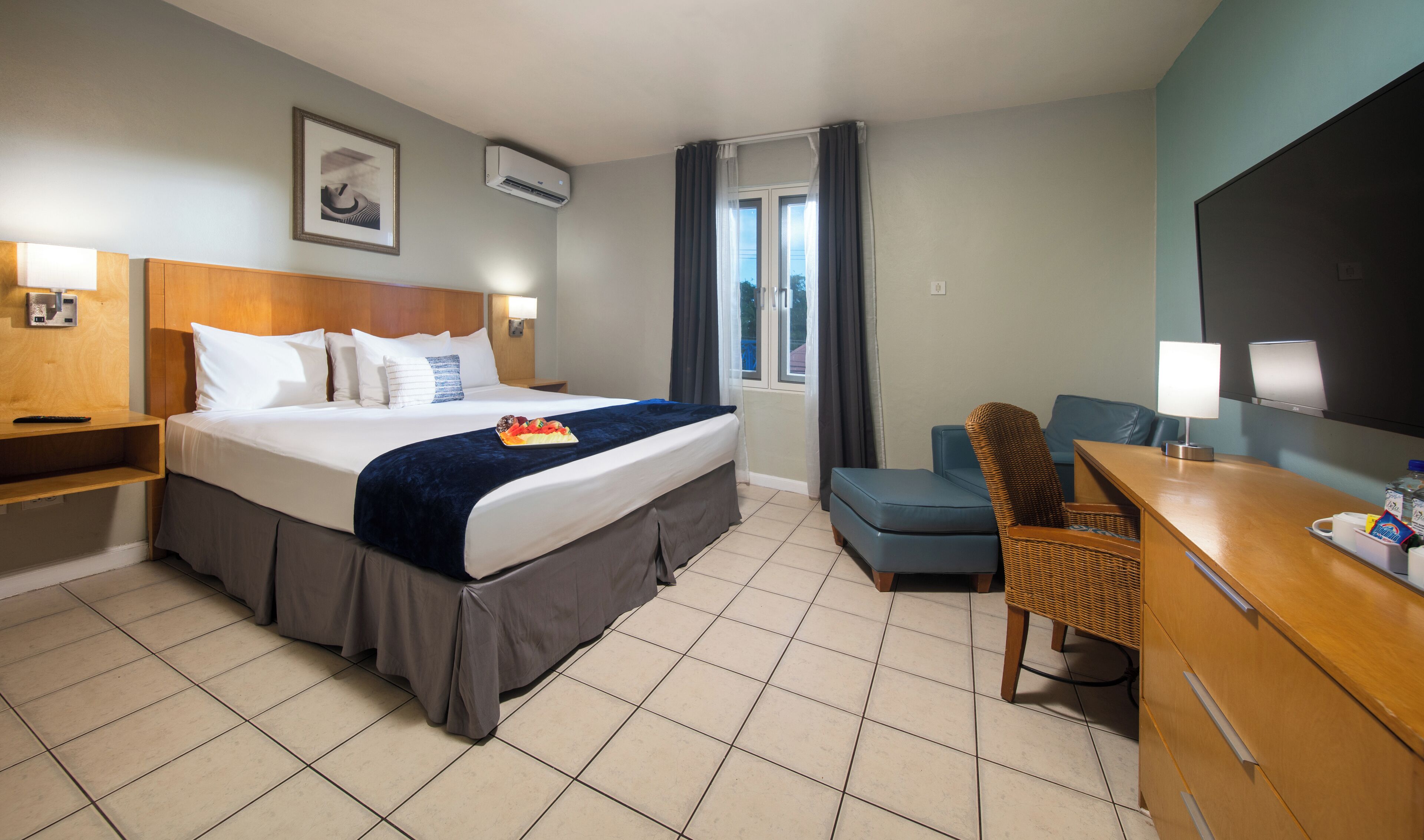 Superior Room, 1 King Bed | In-room safe, desk, blackout drapes, iron/ironing board